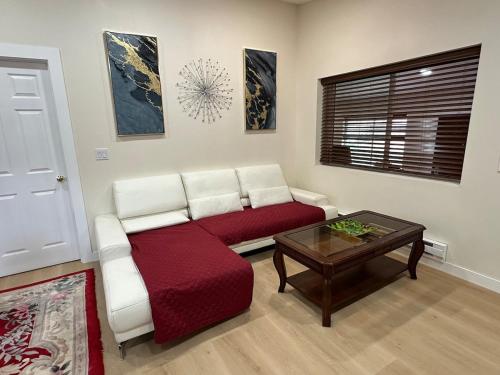 5 Star Cozy modern house all amenities Sleep 6 — 4-Star Luxury Hotel in Ely, United States