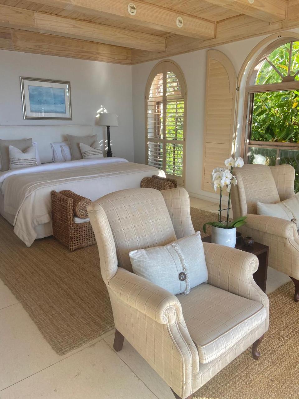 Villa del Mar Luxurious en suite bedroom with lounge and stunning sea view balcony in Bantry Bay