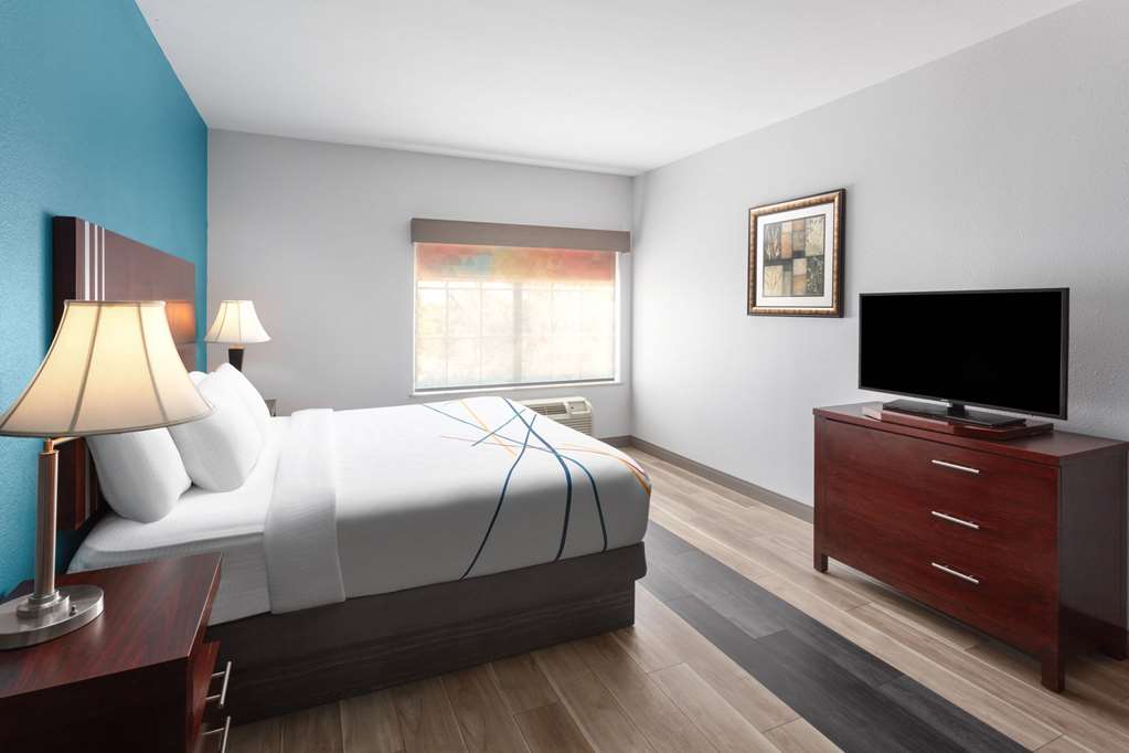 La Quinta Inn & Suites by Wyndham Woodward - photo 17