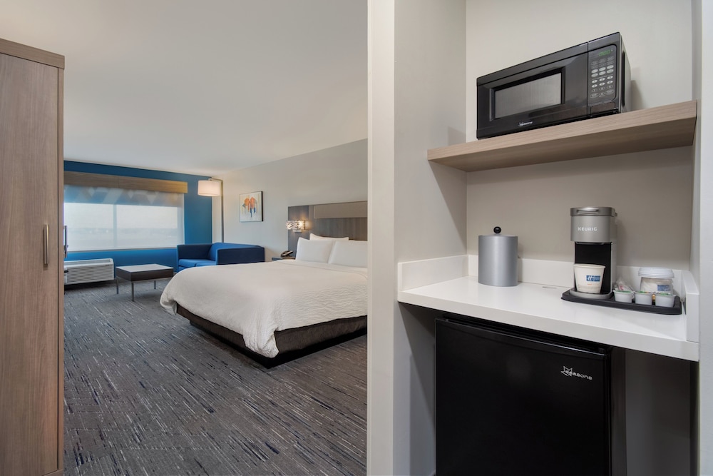 Holiday Inn Express & Suites Muskegon Grand Haven an IHG Hotel - photo 6