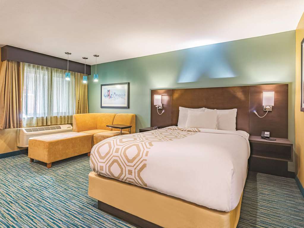 La Quinta Inn & Suites by Wyndham San Francisco Airport West - photo 33