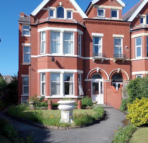 St Annes Lodge Garden Flat Award Winning Hosts — 4-Star Luxury Hotel in Lytham St Annes, United Kingdom