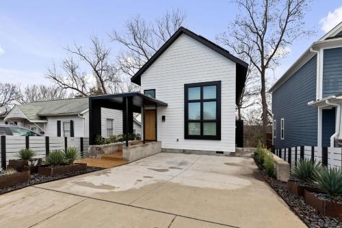 Modern Amenities Downtown Raleigh Craftsman in Raleigh, United States