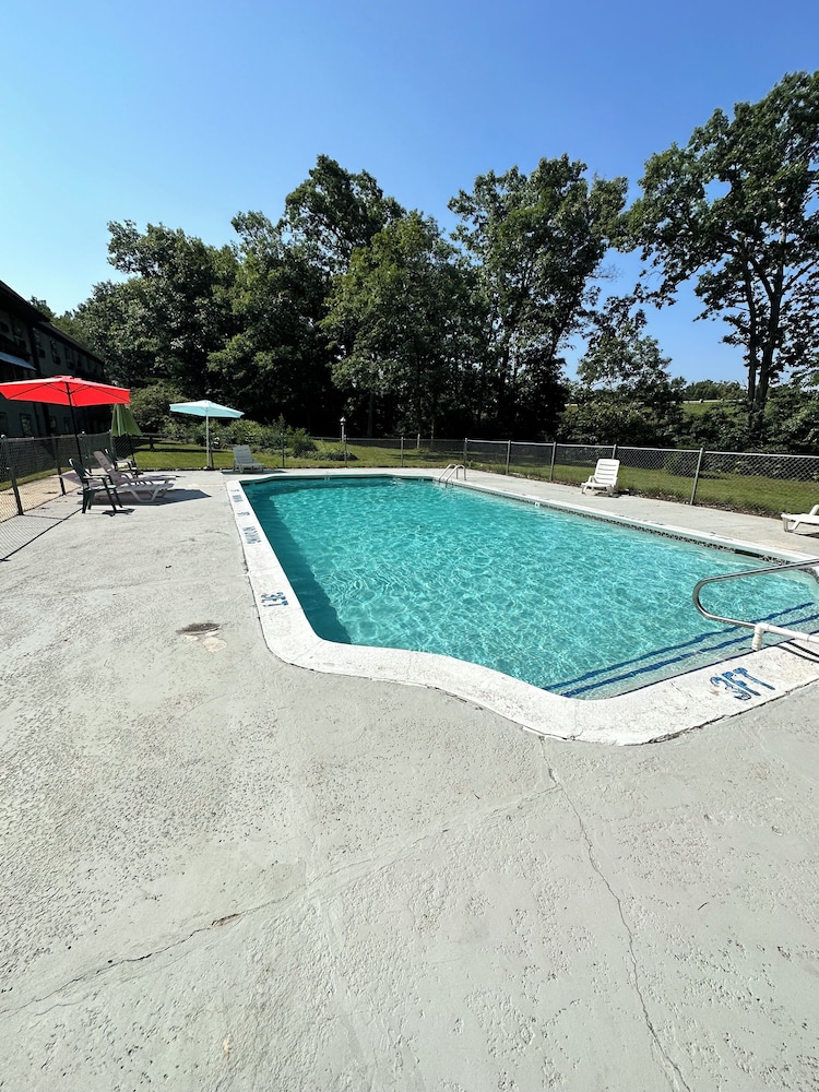 Econo Lodge Whitehall near Michigan's Adventure - photo 15