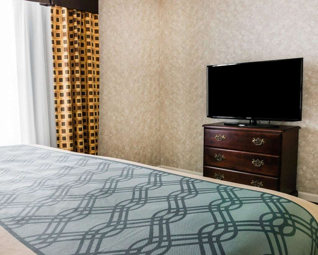 Econo Lodge & Suites Grand Rapids Airport - photo 14