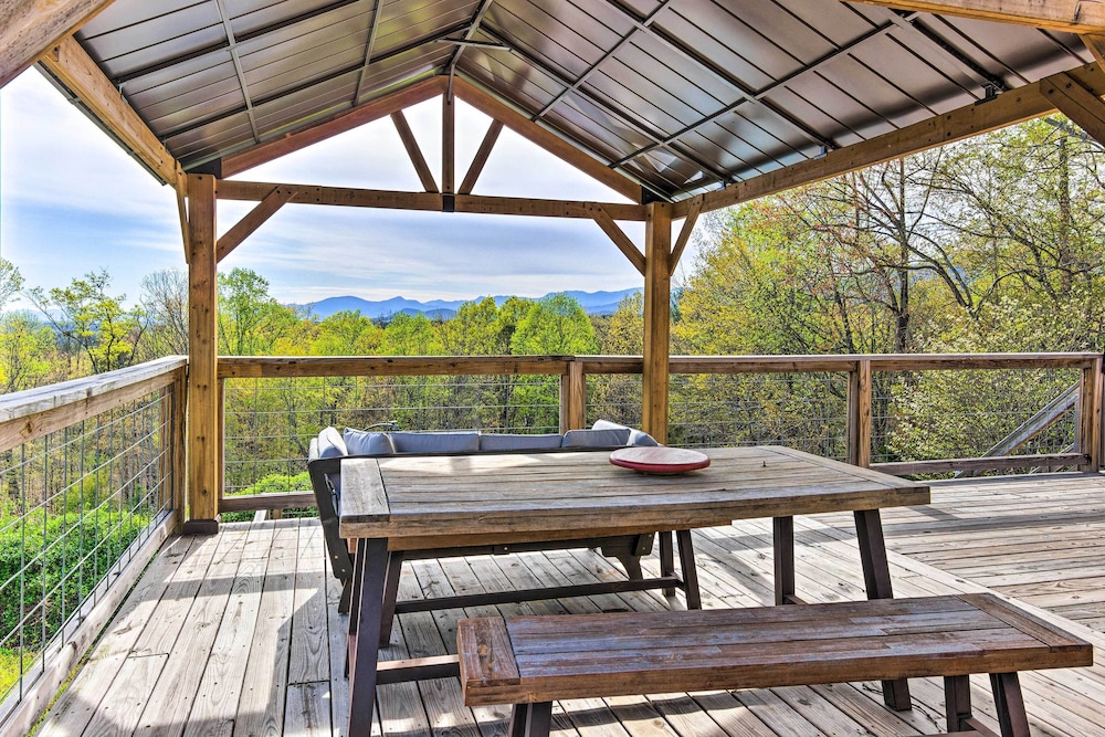 Amenity packed Nebo Oasis w Deck & Mtn Views in Marion, United States