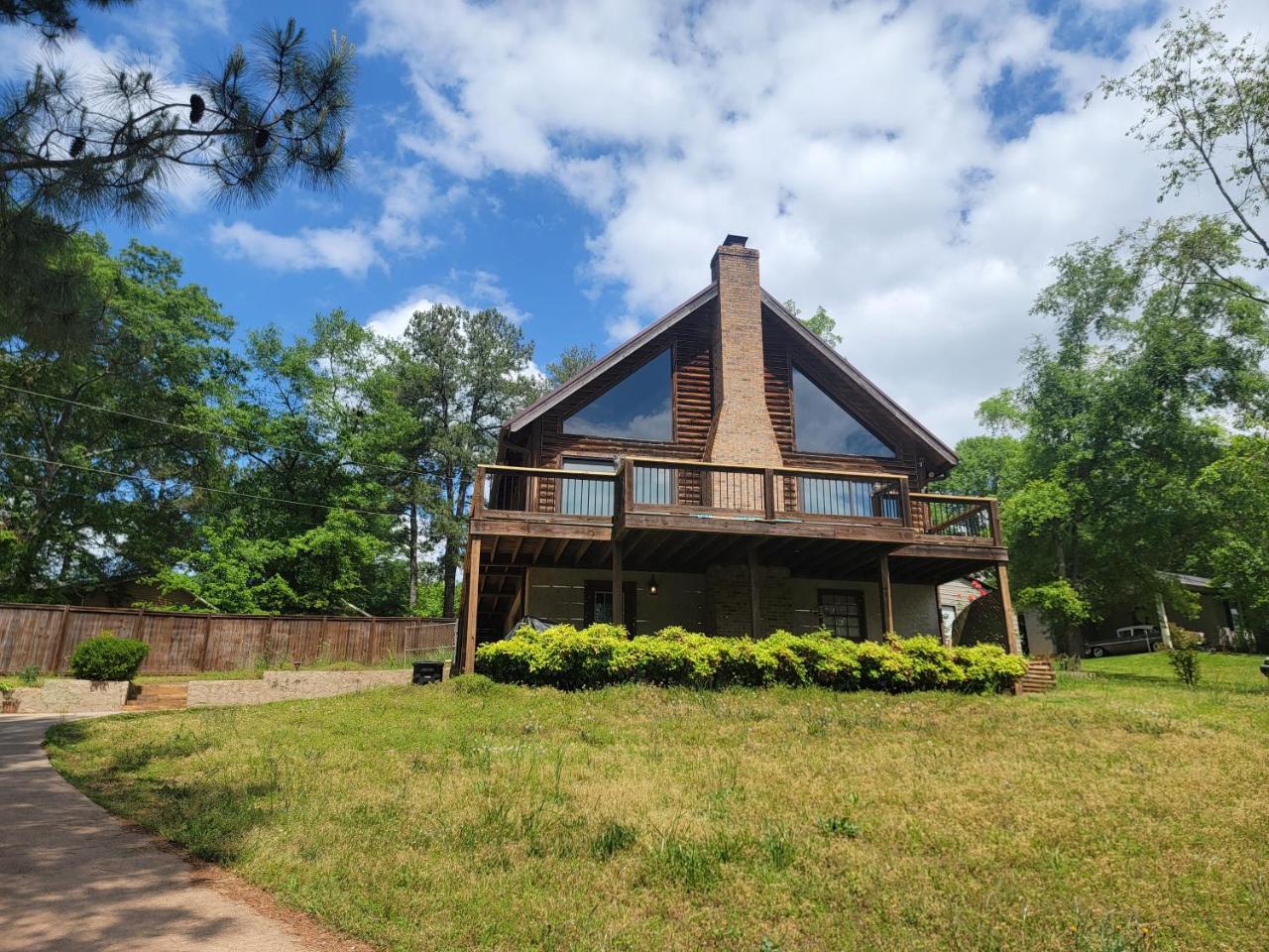 Gorgeous Cabin by Lake with Waterview and walking access — 4-Star Luxury Hotel in Anderson, United States