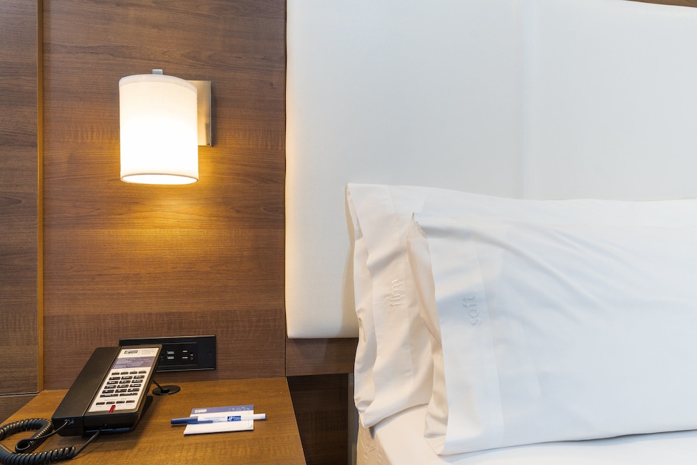 Holiday Inn Express Hotel & Suites Hollywood Walk of Fame by IHG - photo 32