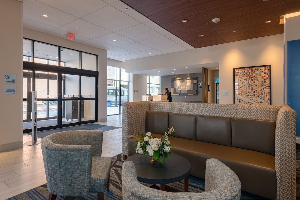 Holiday Inn Express & Suites Tulsa Downtown an IHG Hotel - photo 2