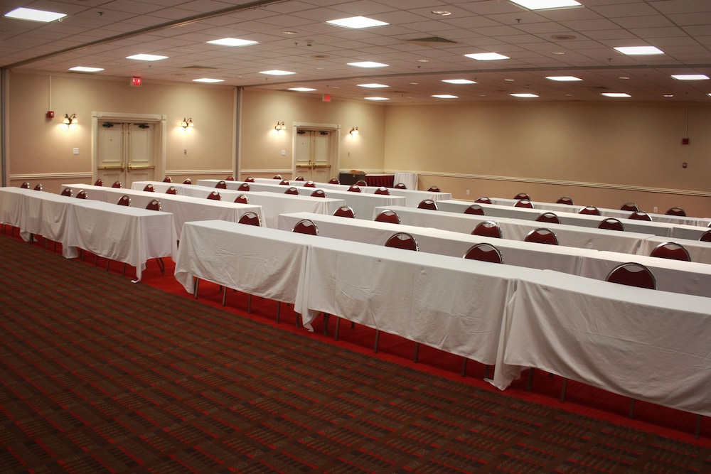 Four Points by Sheraton Kansas City Airport - photo 40