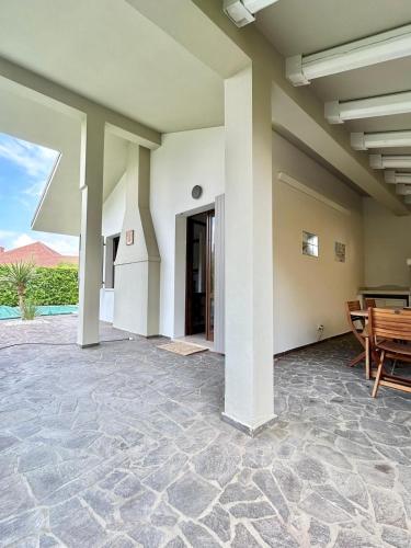 Alisa in Unknown City, Italy