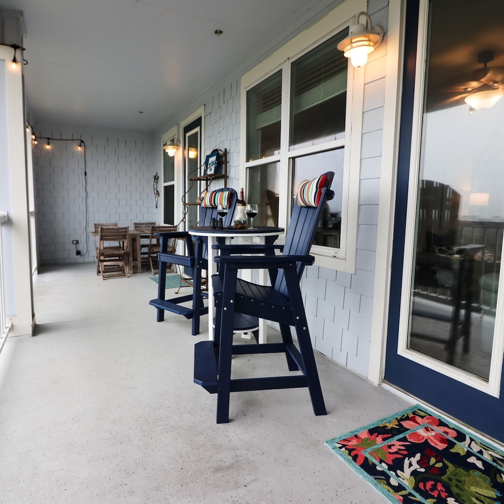 Resort Living on the Bay 2 bed 2 Bath Gorgeous Views Heated Infinity Pool Beach Access Galveston - photo 4