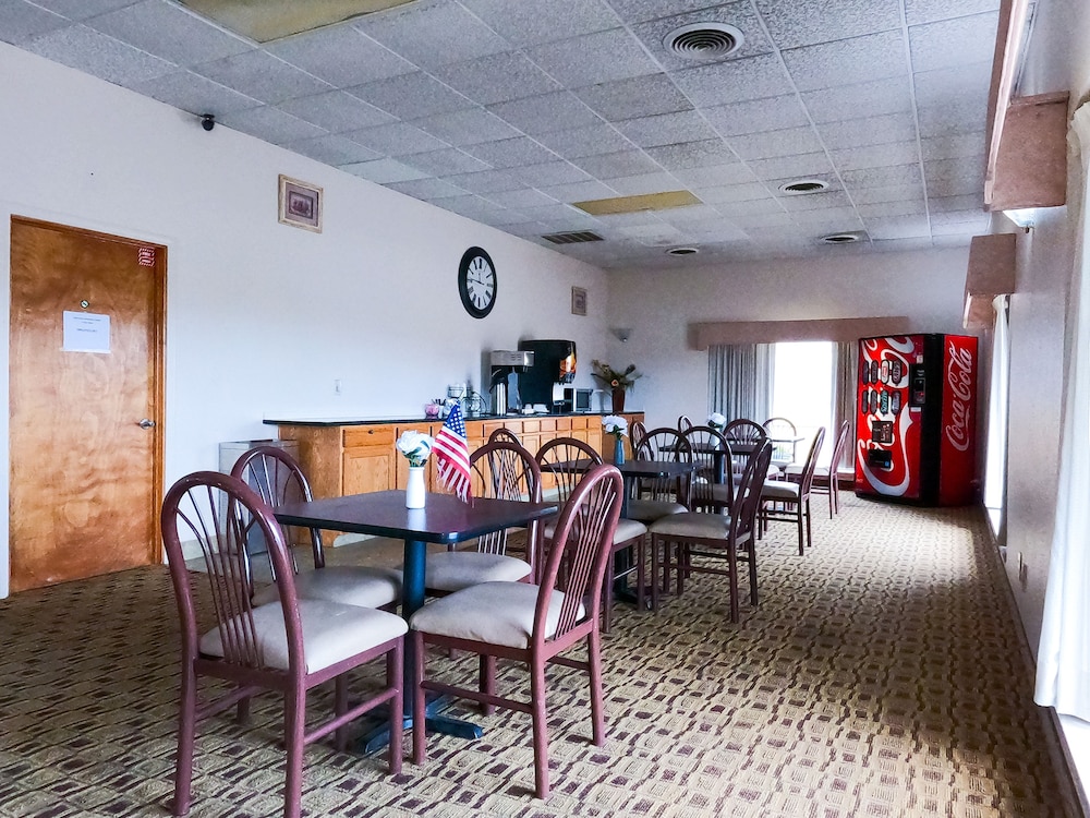 Americas Best Value Inn Salina - photo 9