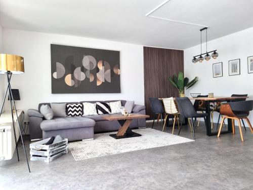 Charysma Chillout Loft Wintergarten E Kamin Massage Sessel Schlafzimmer mit Smart TV 2 Parkplätze — 4-Star Luxury Hotel in Hameln, Germany