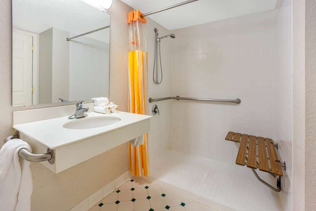 La Quinta Inn & Suites by Wyndham Seattle Sea Tac Airport - photo 19