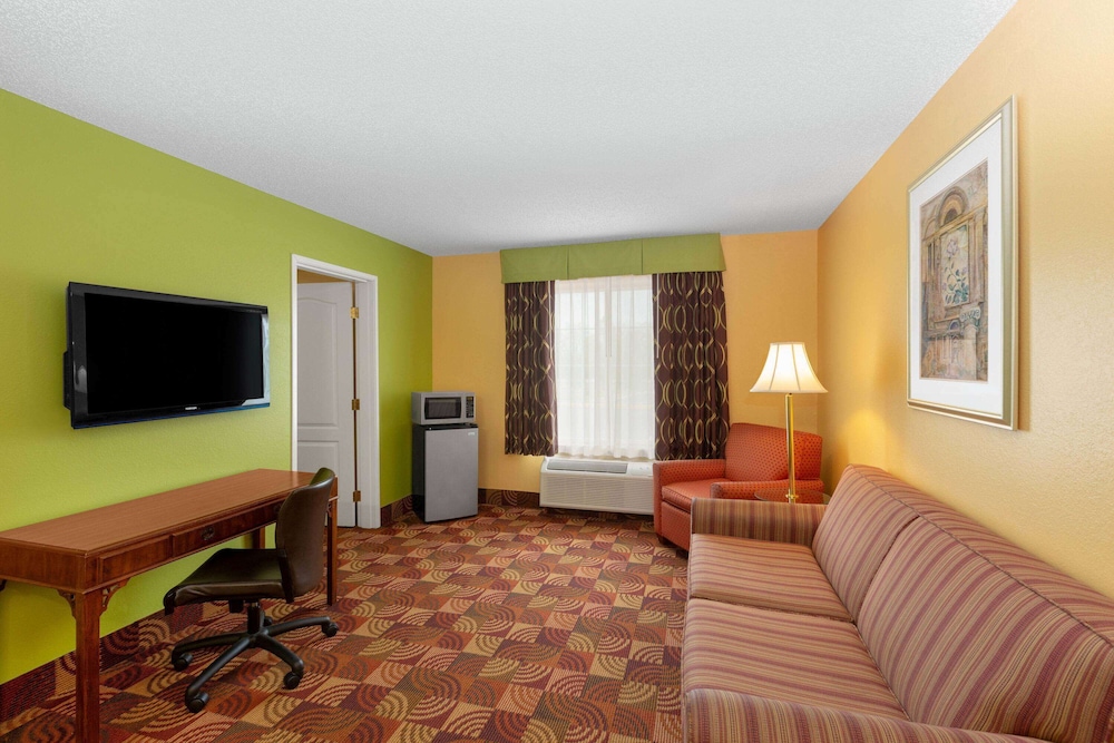 Super 8 by Wyndham Lake of the Ozarks - photo 5
