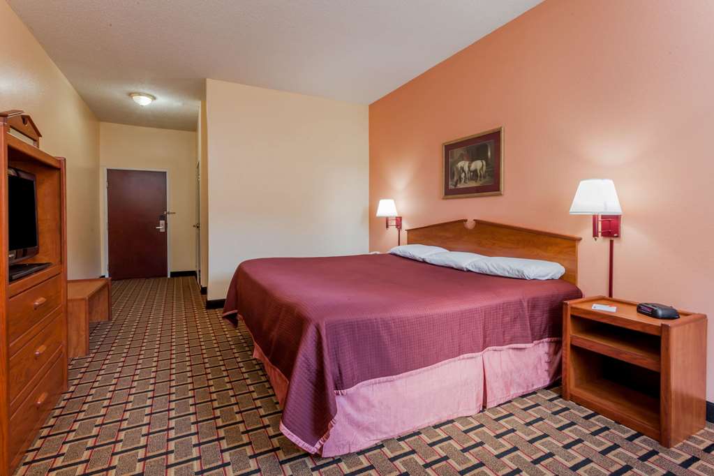 Howard Johnson by Wyndham Airport - photo 13