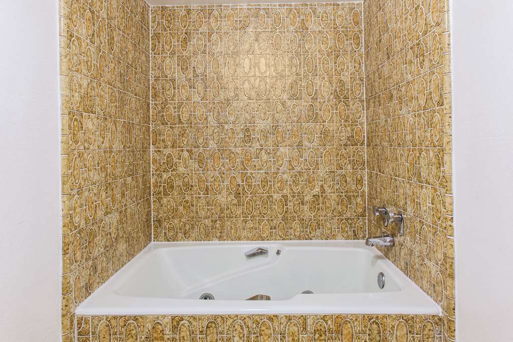 Days Inn by Wyndham Camarillo Ventura - photo 9