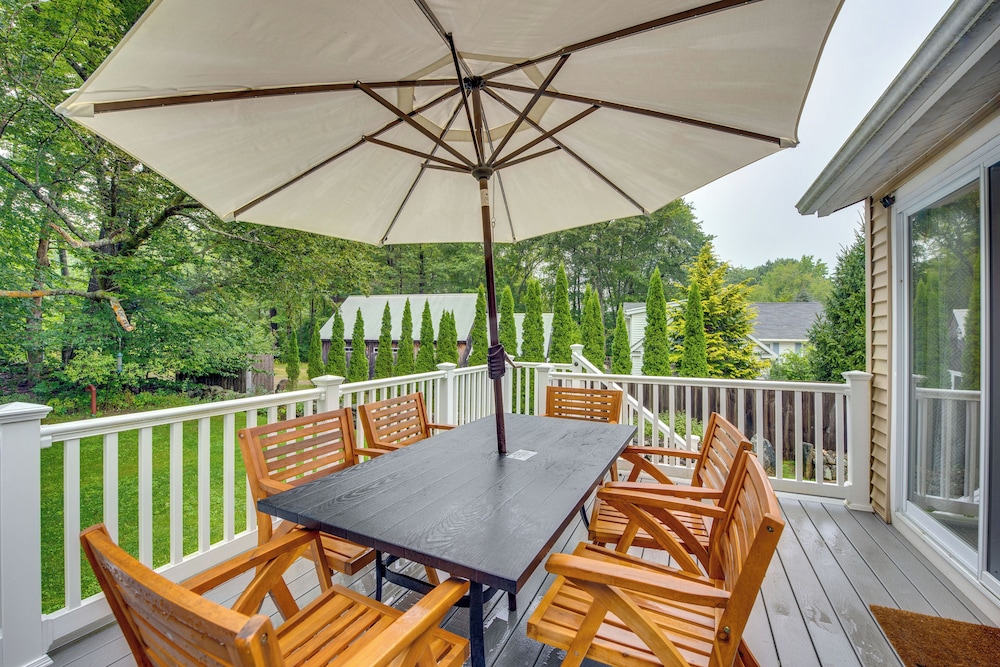 Rye Coastal Retreat With Deck And Outdoor Dining — Rye