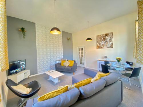 4 Single Beds Or 2 Doubles Free Parking Spaces Smart Tv's City Centre Spacious Flat — 4-Star Luxury Hotel in Southampton, United Kingdom