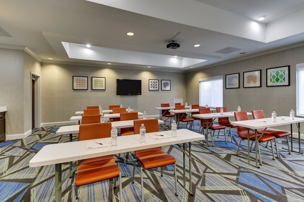 Holiday Inn Express & Suites Columbus Fort Benning Maingate by IHG - photo 21