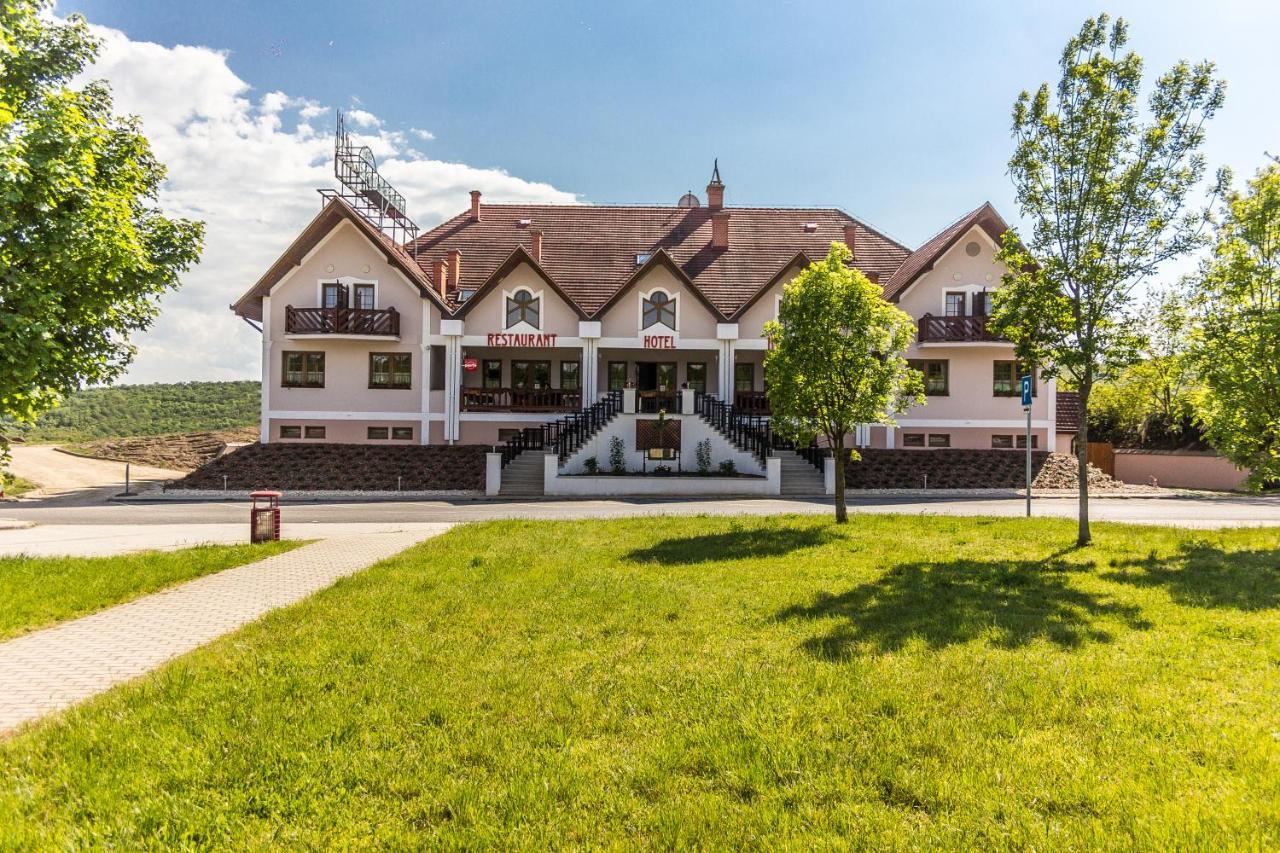 M1 Szekér Csárda Hotel és Étterem - carbon neutral hotel in Tata