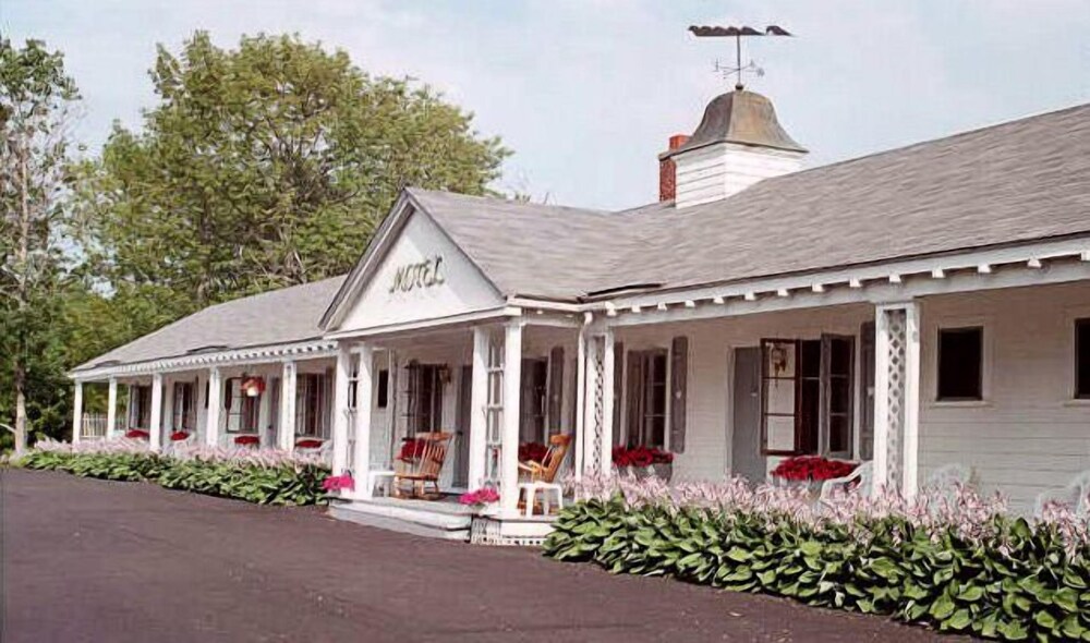 Eden Village Motel & Cottages - photo 22