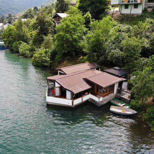 Holiday Home Nur — 4-Star Luxury Hotel in Konjic, Bosnia and Herzegovina