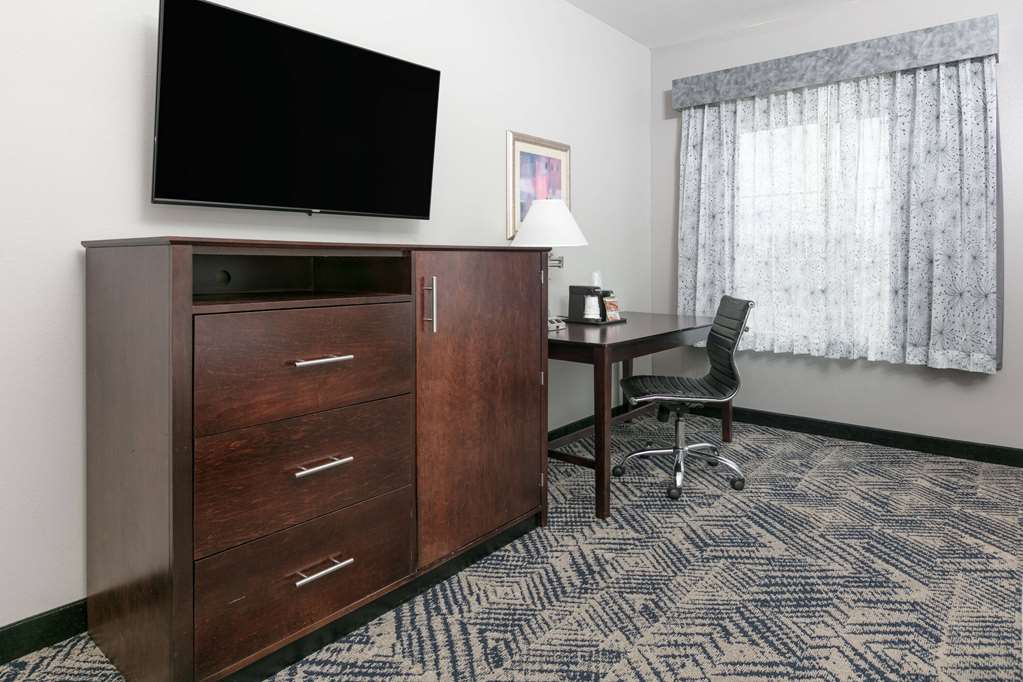 La Quinta Inn & Suites by Wyndham Tulsa Airpt Expo Square - photo 40