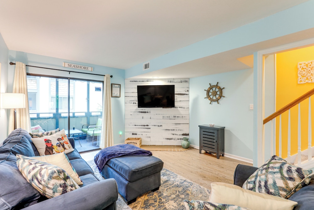 Heated Pool & Hot Tub Walk to Beach & Apache Pier — 4-Star Luxury Hotel in Myrtle Beach, United States