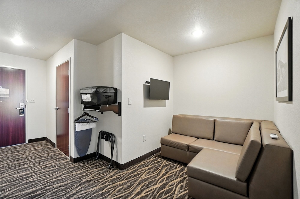 Cobblestone Hotel & Suites Bellefontaine - photo 37