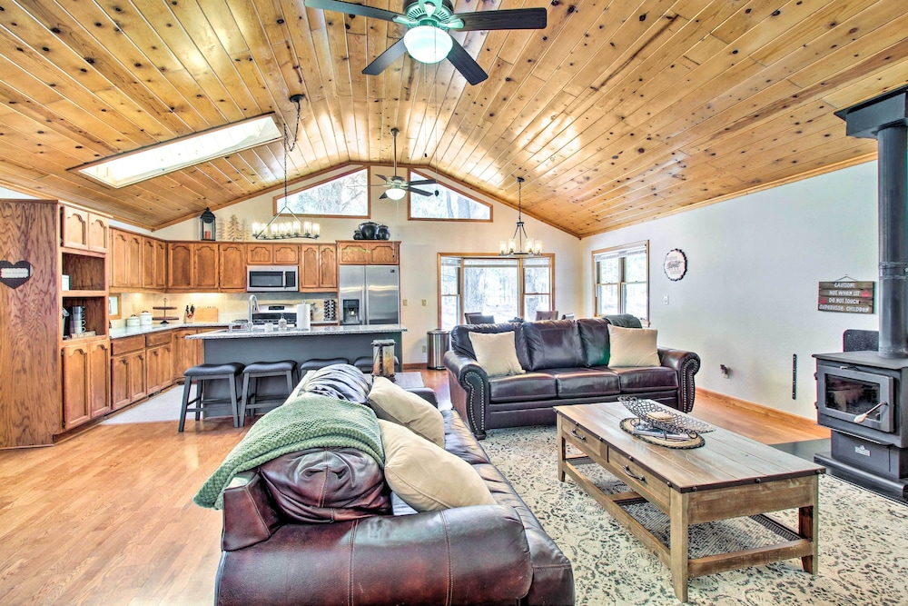 Pet Friendly Cabin in Pinetop Lakeside — 4-Star Luxury Hotel in Pinetop-Lakeside, United States