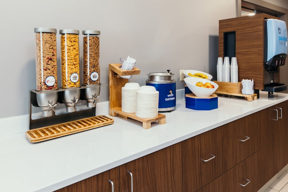 Holiday Inn Express and Suites Urbandale by IHG - photo 24