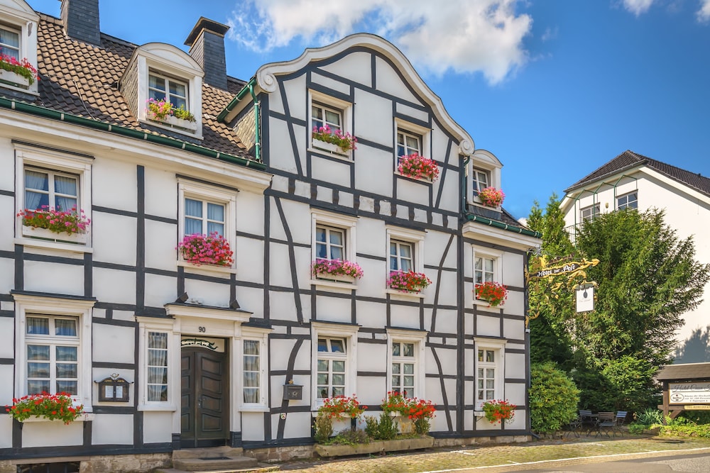 Hotel zur Post Dabringhausen Quiet Business Hotel near Cologne and Dusseldorf Trade Fairs — hotel in Wermelskirchen