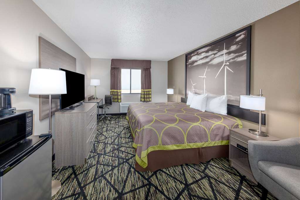 Super 8 by Wyndham Pratt - photo 32