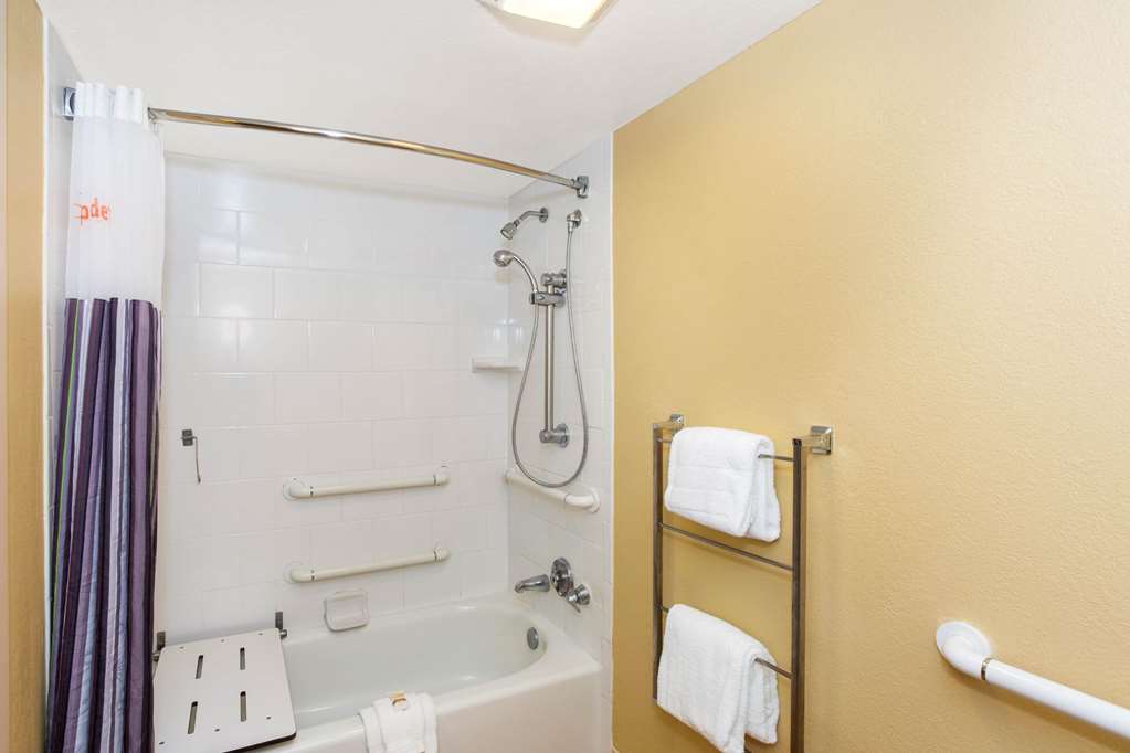 La Quinta Inn & Suites by Wyndham Sarasota Downtown - photo 19