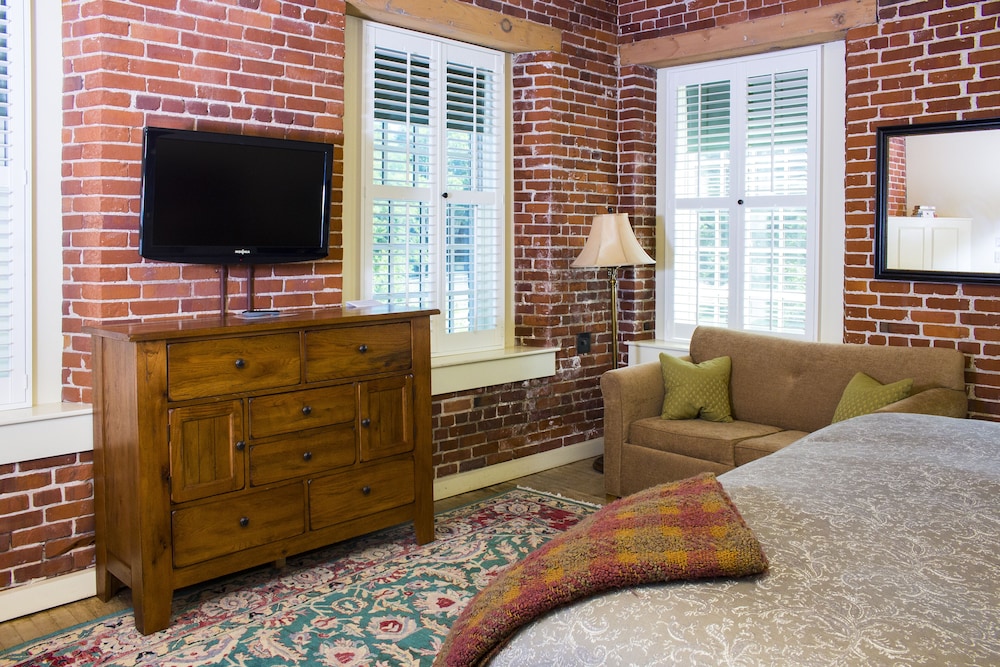 The Common Man Inn & Restaurant - photo 45