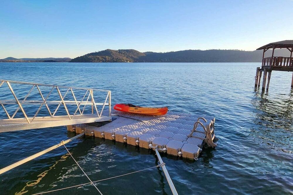 Lakefront Retreat w Dock Paddle Boards & Kayaks — hotel in Clearlake