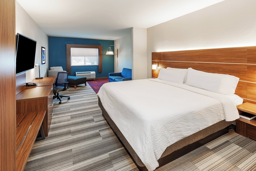 Holiday Inn Express & Suites Del Rio by IHG - photo 23
