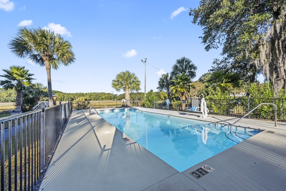 Creekside Lands Inn - photo 13