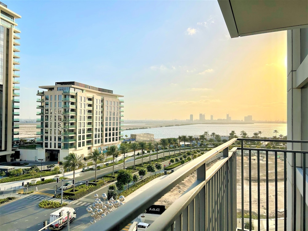 New Luxury Dubai Creek Balcony & View — 4-Star Luxury Hotel in Dubai, United Arab Emirates