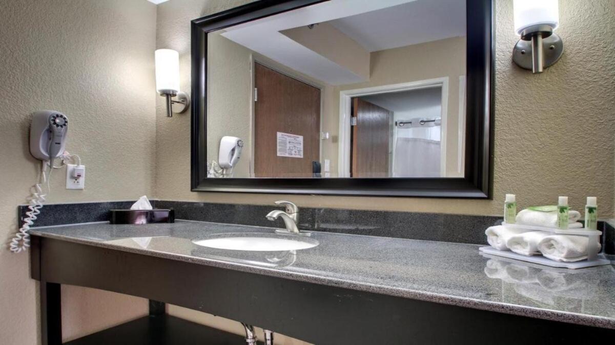 Queen Bed Hotel Suite 127 — Jackson — photo 5