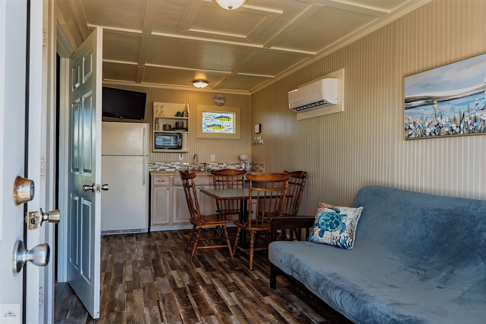 Blue Dolphin Inn and Cottages - photo 36