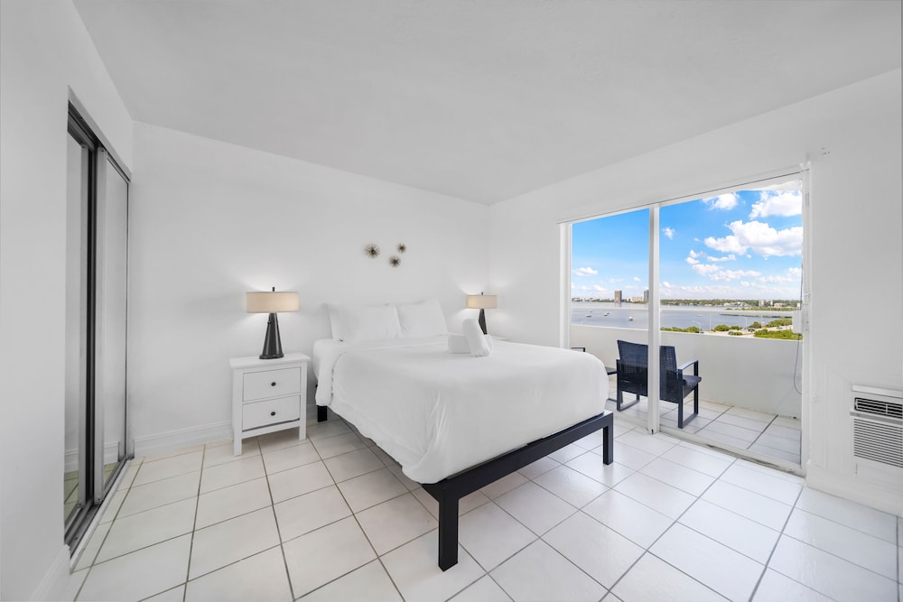 Deluxe waterfront one bedroom apartment with Miami Skyline view free parking 5 mins drive to Miami Beach — 4-Star Luxury Hotel in Miami Beach, United States