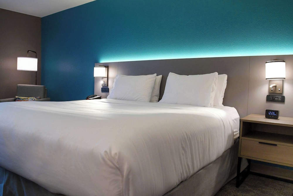 Comfort Inn & Suites NW Milwaukee - photo 22