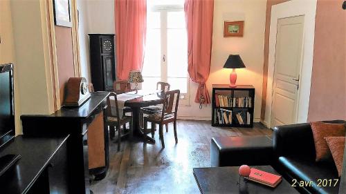 Au QUATRE 2em étage centre historique in Pezenas, France