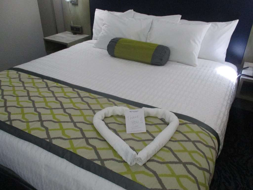 Best Western Plus Bloomington East Hotel - photo 10
