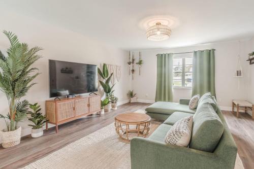 10 Mins to Beach 2BR Private Pool Spa Grill — 4-Star Luxury Hotel in Vero Beach, United States