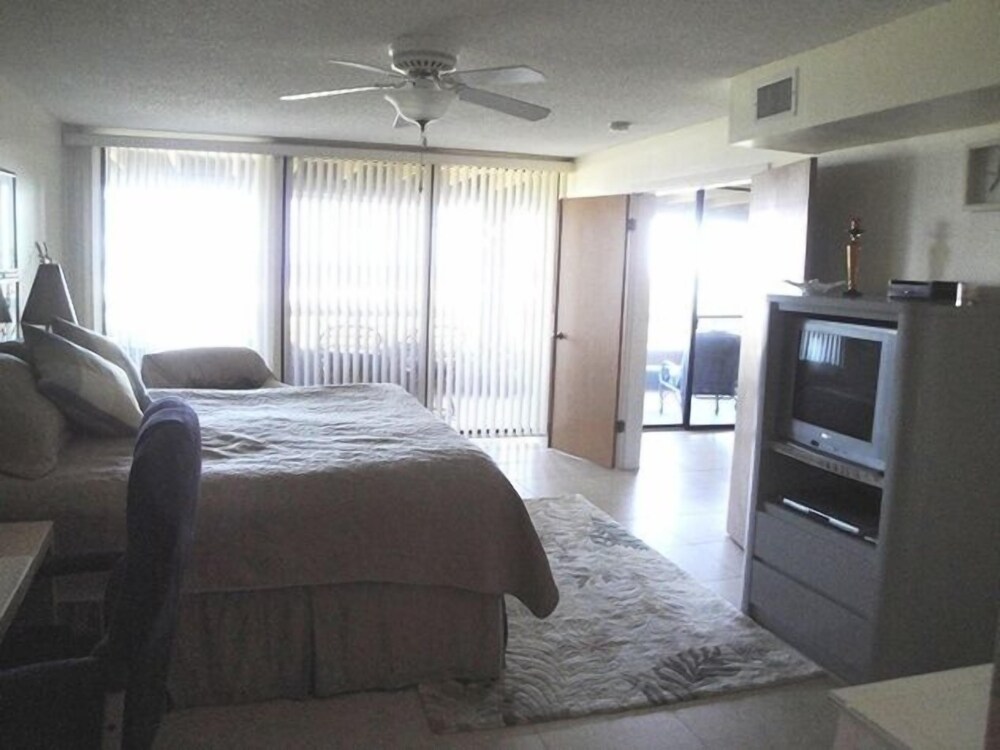 Hibiscus Oceanfront Resort - photo 3