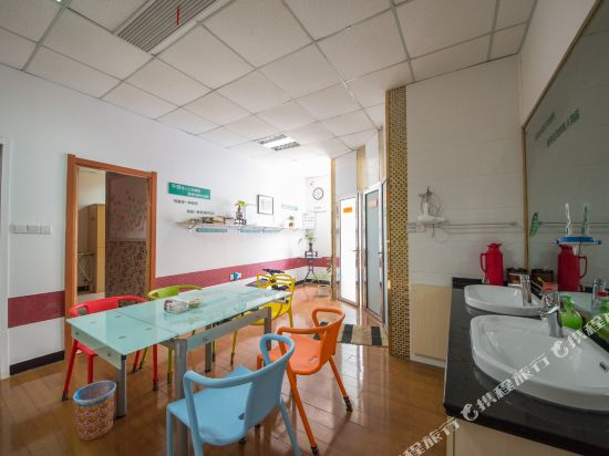 Space capsule youth hotel in Xinghua, People's Republic of China